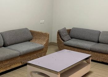 شاليه بمسطح اخضر وجلسة خارجية