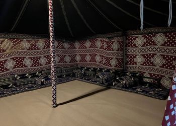 مخيم بجلسة خارجية وبيت شعر 