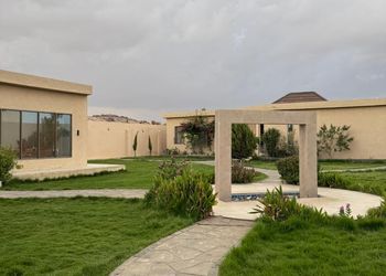 شاليه بصالة مطلة على مسبح 