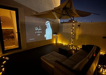 استديو بجلسة سينما خارجية