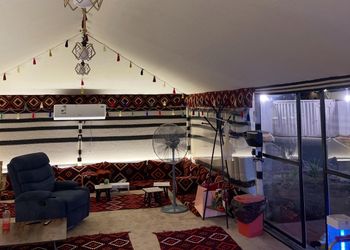 استراحة بجلسة خارجية وألعاب أطفال 