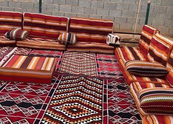 مزرعة بخيمة و ملعب كرة قدم