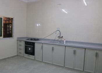 استراحة بمسطح اخضر وألعاب أطفال