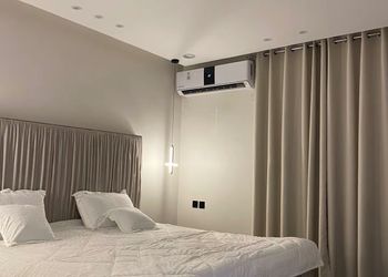 شقة بصالة أنيقة ودخول ذاتي