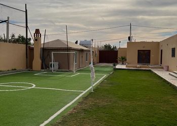 استراحة بمجالس ومسطحات خضراء