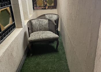 غرفة بأثاث مريح وبسيط 
