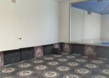 شاليه بجلسة خارجية ومسطح اخضر