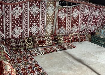 مخيم بجلسة خارجية و بيت شعر