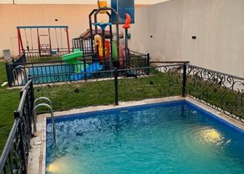 شاليه بألعاب أطفال وجلسة خارجية 