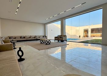 شاليه بمسطح اخضر ومسبح 