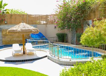 منتجع بجلسه خارجيه ومسطح اخضر