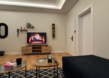 شقة بدخول ذاتي وصالة أنيقة