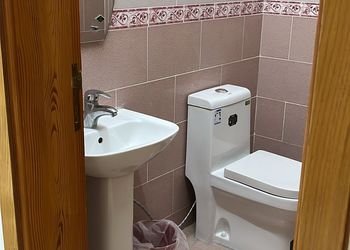 شقة بغرفة معيشة وغرفتين نوم 