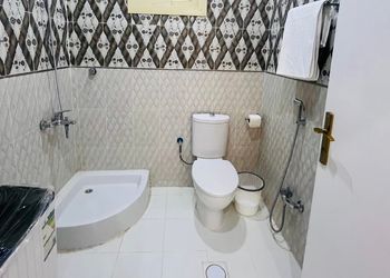 شقة بصالة وثلاث غرف نوم 