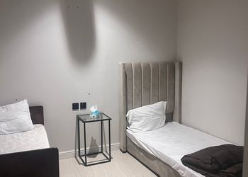 شاليه بمسطح اخضر وجلسة خارجية 