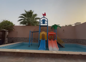 شاليه كوخ خشبي بمسبح العاب مائية