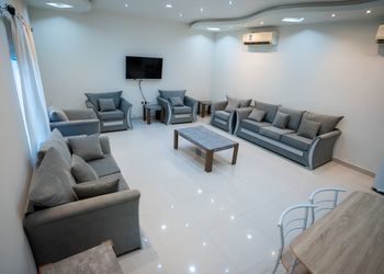 شاليه بألعاب أطفال ومسبح