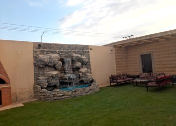 شاليه بمسطح اخضر وجلسة خارجية 