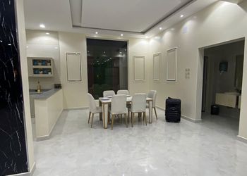 شاليه بجلسة مطلة على الحديقة 