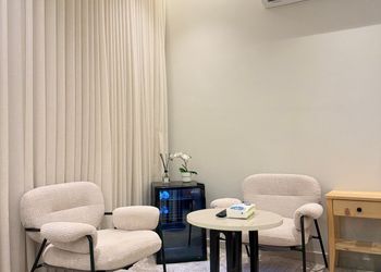 استديو بأثاث مريح وبسيط 