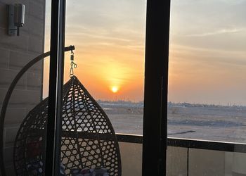 شقة بصالة أنيقة وثلاث غرف نوم