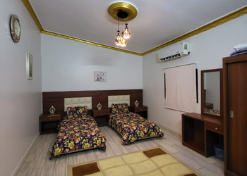 شاليه بمسطح اخضر ومسبح  
