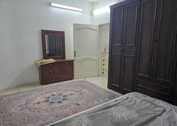 شقة بغرفتين نوم وصالة ومجلس