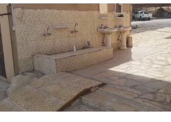 مزرعة بمسطحات خضراء وبيت شعر 