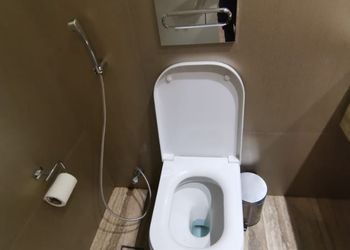غرفة بسرير ماستر وجلسة جانبية