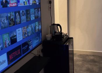 استديو بسرير ماستر وأثاث مريح 
