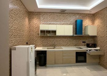شاليه بمسطح اخضر وجلسة خارجية