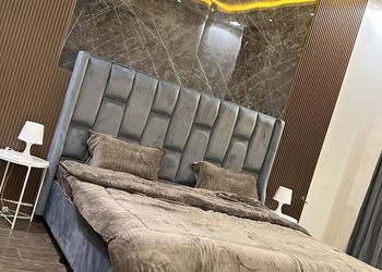 شاليه بجلسة خارجية على مسطح اخضر
