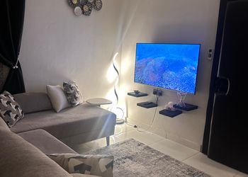 شقة بغرفة معيشة وغرفة نوم 