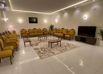 شاليه بمسطح اخضر وجلسة خارجية 