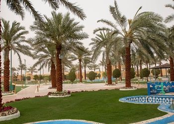 مسطح اخضر بملعب كره طائرة