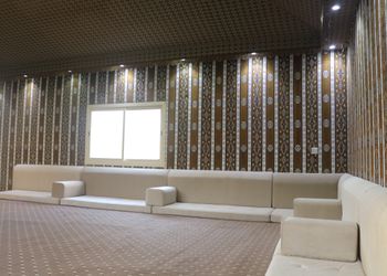 استراحة بمسطح اخضر وألعاب أطفال