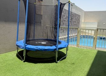 شاليه بمسطح اخضر ومسبح