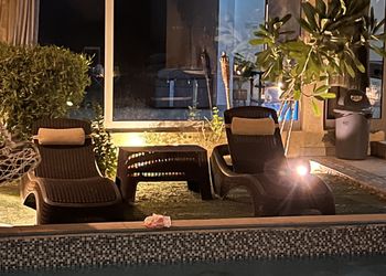 شاليه بجلسة تطل على مسبح خارجي 