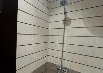 استديو بسرير مريح وتصميم هادئ 
