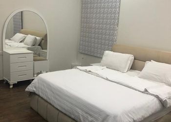 شاليه بمسطح اخضر وجلسة خارجية 