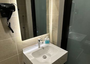 استديو بأثاث مريح وبسيط 