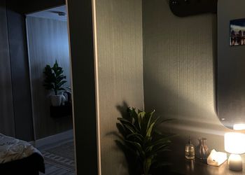 استديو بأثاث مريح وبسيط 