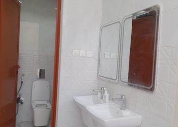 شاليه بجلسة خارجية ومسطح اخضر