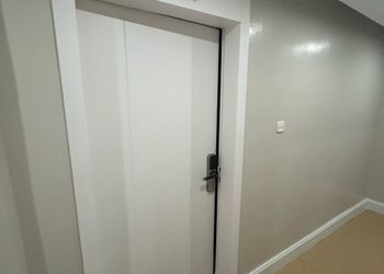 استديو بسرير ماستر وجلسة جانبية 