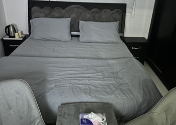 استديو بأثاث مريح وبسيط