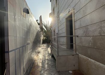 فيلا بمسبح خارجي وغرف نوم