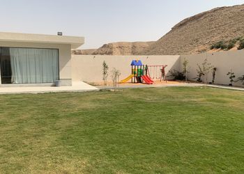 شاليه بمجلس مطل على المسبح 