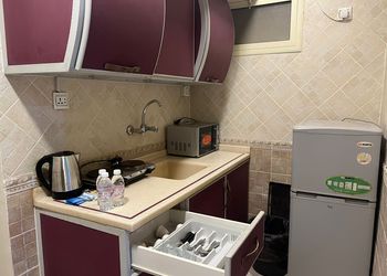 استديو بأثاث مريح وبسيط 