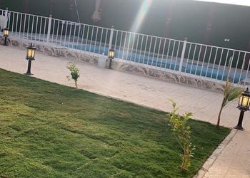 شاليه بجلسة تطل على مسبح خارجي 