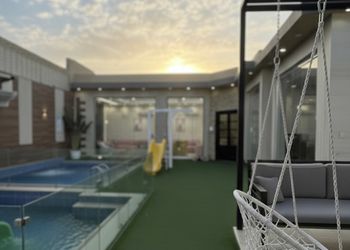 شاليه بمسطح اخضر وجلسة خارجية 